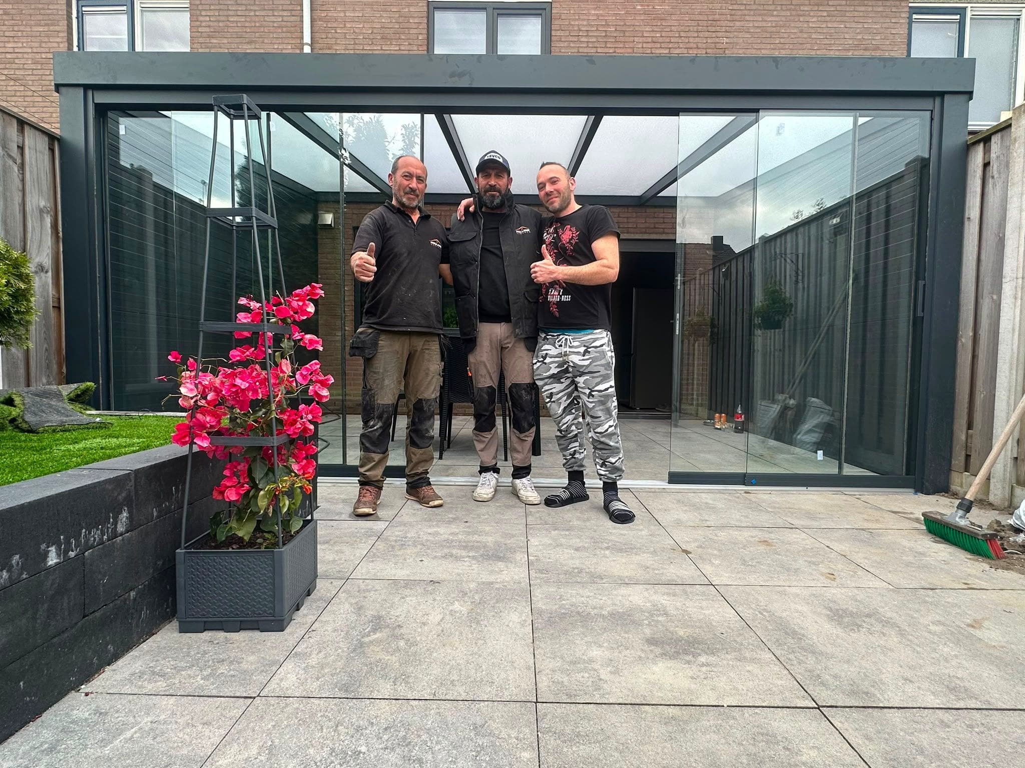 Montageteam bij oplevering van een tuinkamer
