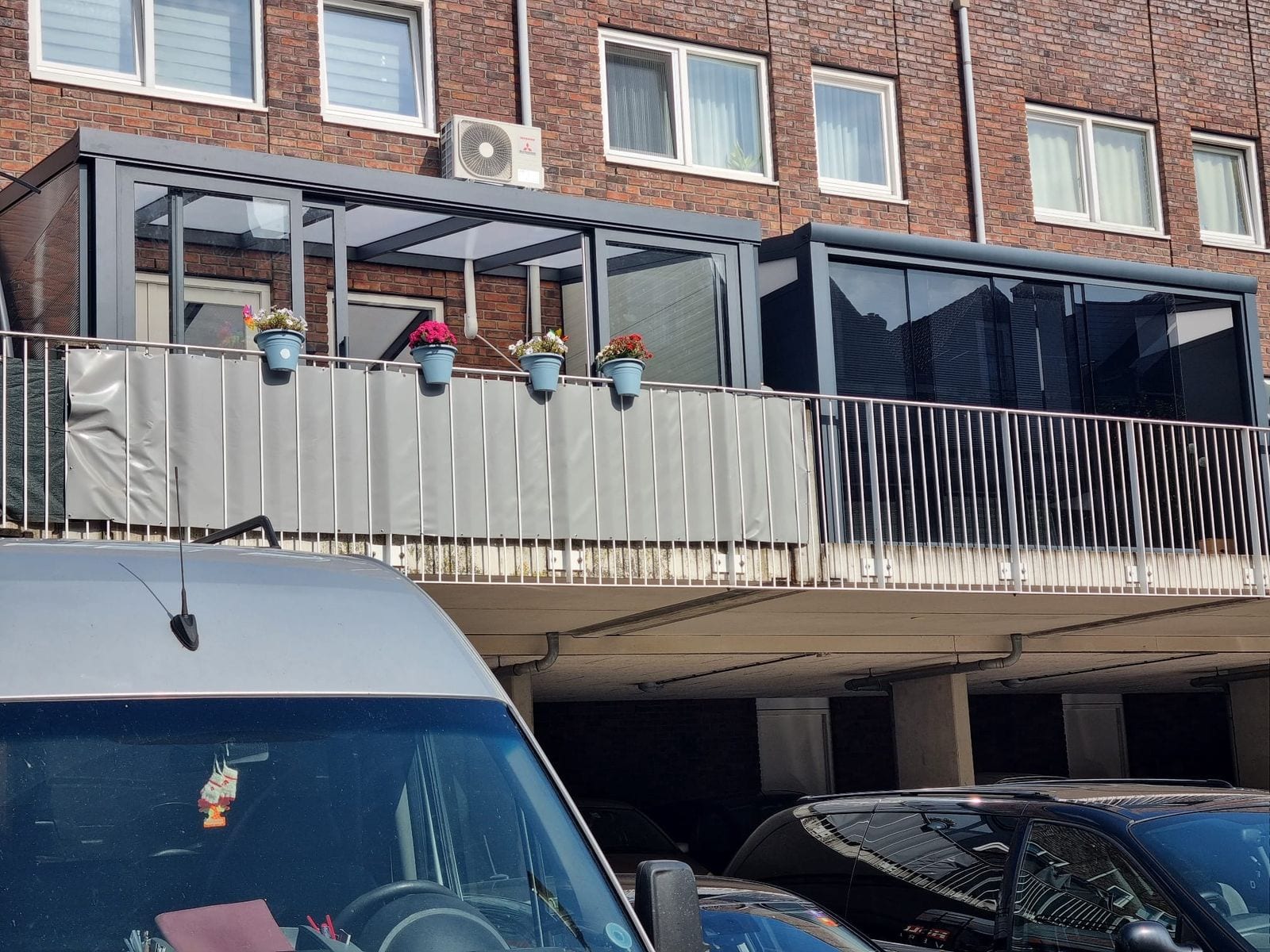 Balkonoverkapping met glazen schuifwanden