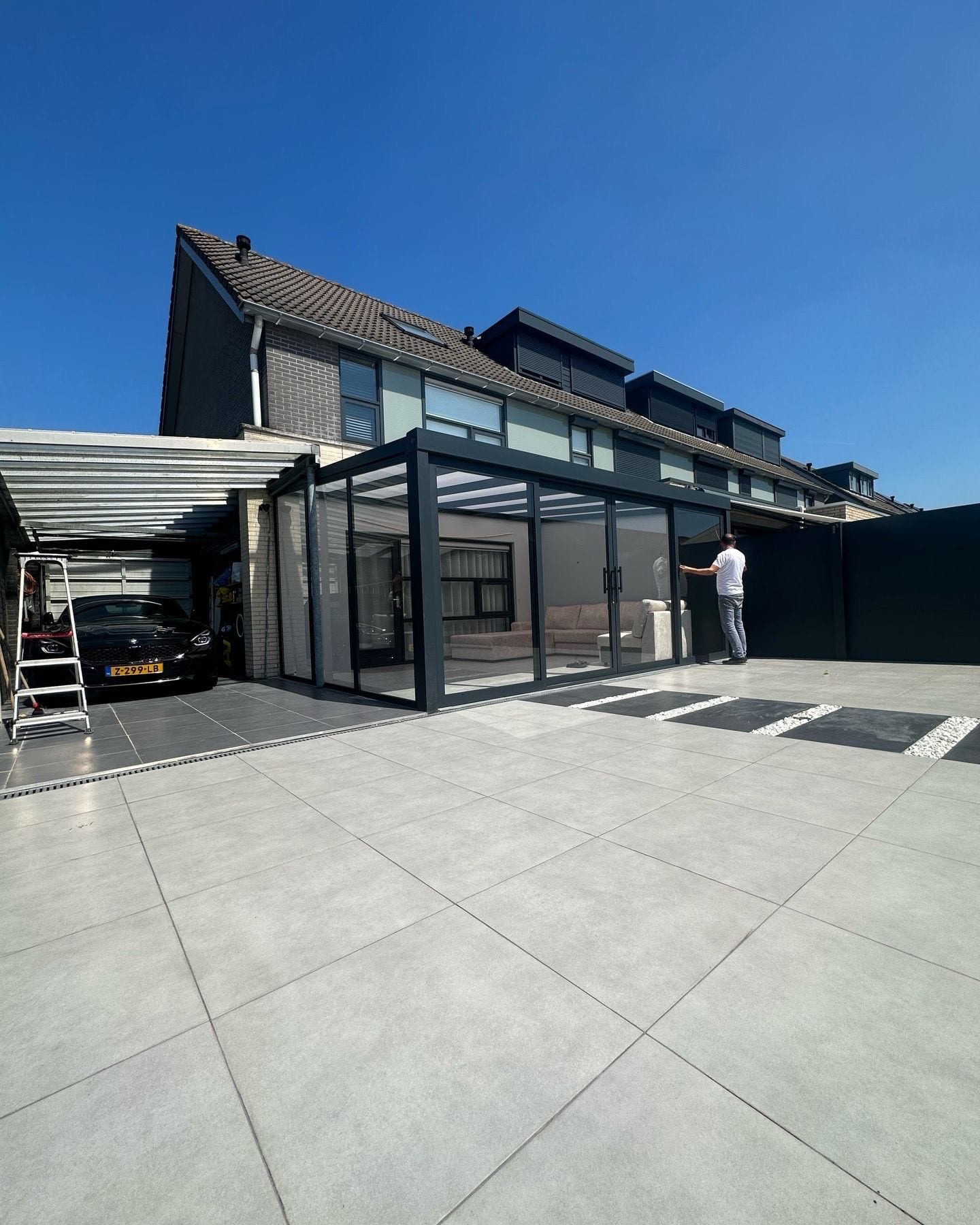 Antraciet carport aan huis