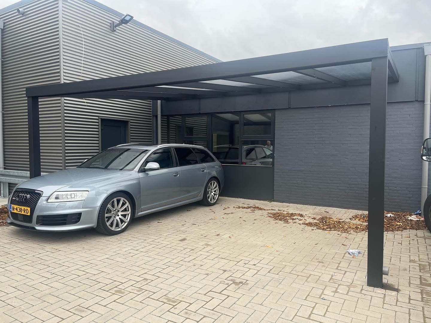 Carport aan huis met antraciet frame