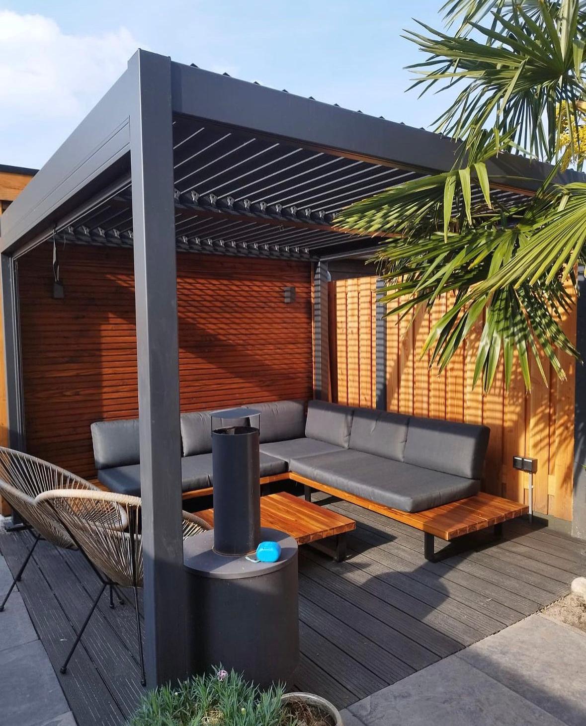 Lounge onder overkapping met lamellendak