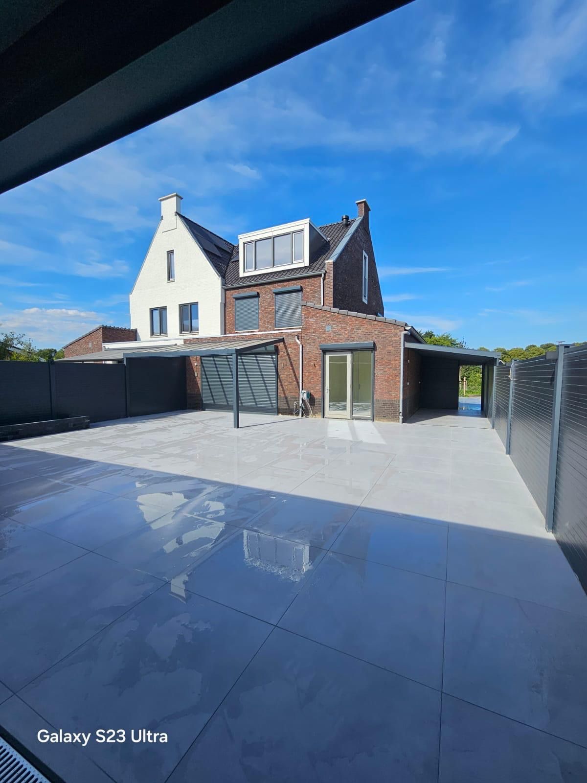 Antraciet terrasoverkapping boven keramische tegels