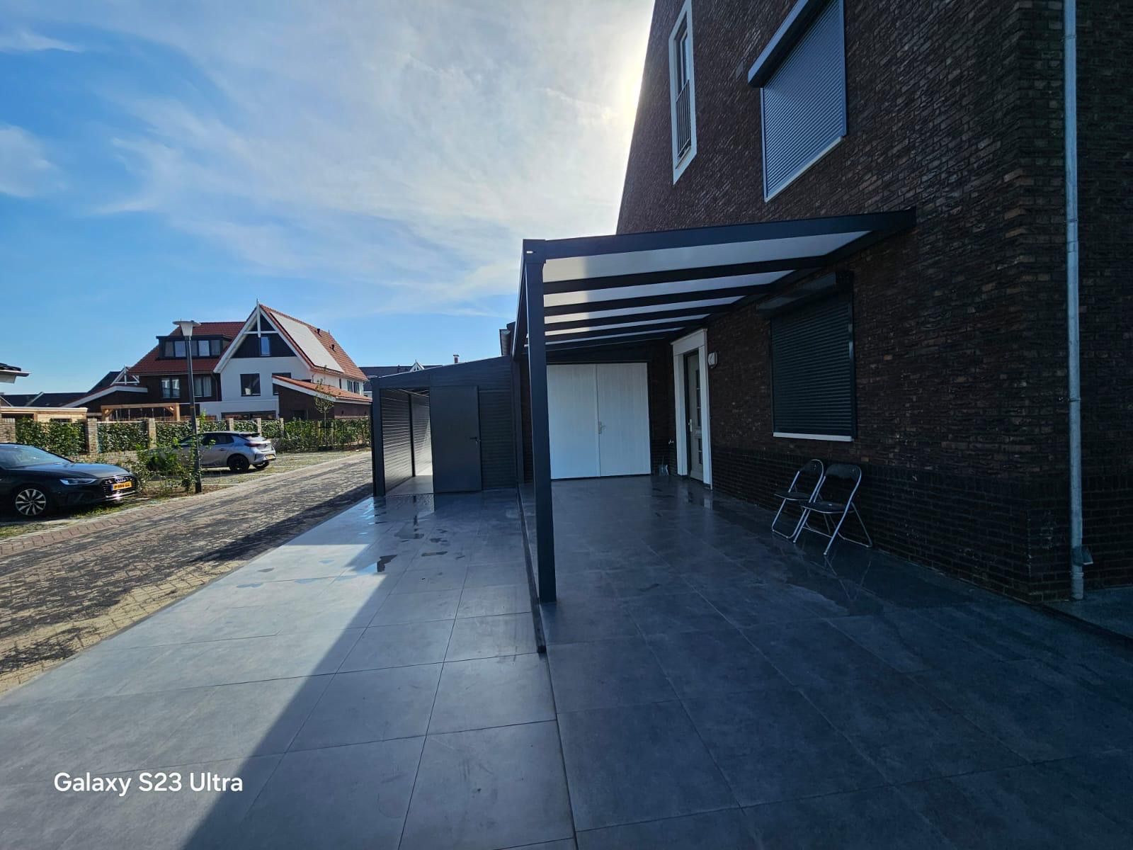 Antraciet terrasoverkapping aan woning