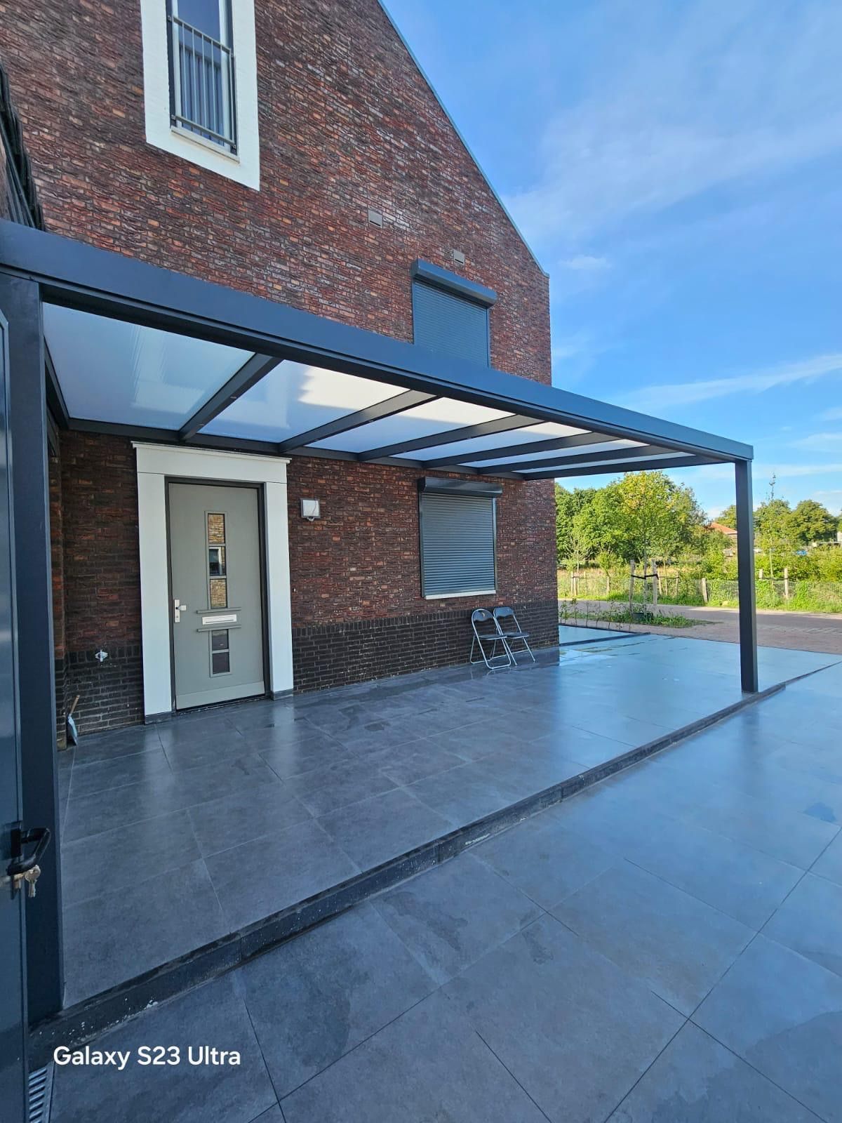 Terrasoverkapping bij entree van woning