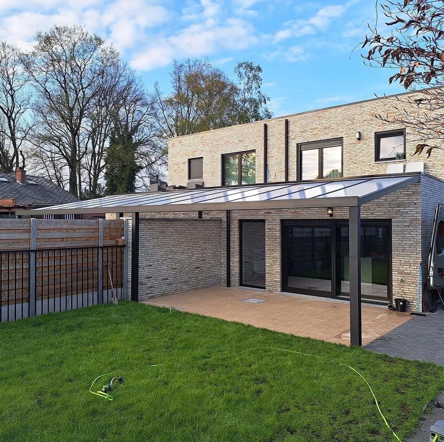 Terrasoverkapping met glazen dak in tuin