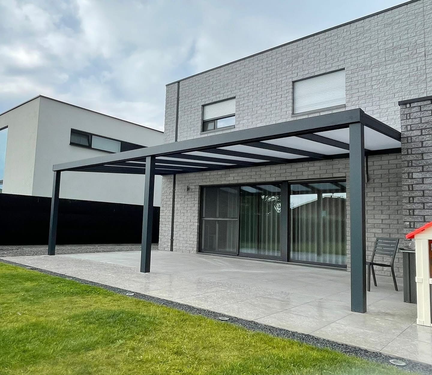 Terrasoverkapping bij moderne woning