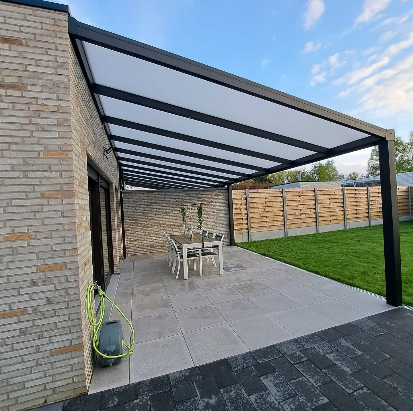 Polycarbonaat terrasoverkapping boven terras