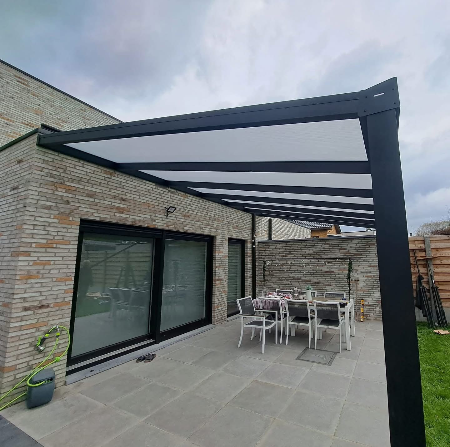 Terras met polycarbonaat overkapping