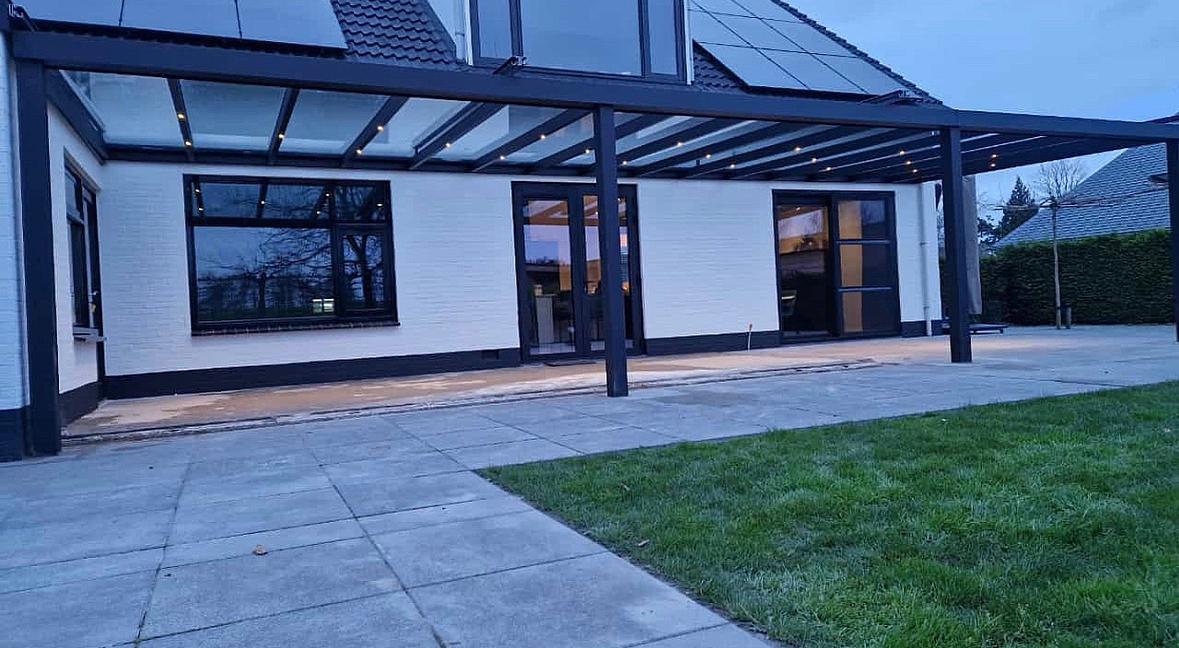 Terrasoverkapping bij witte woning