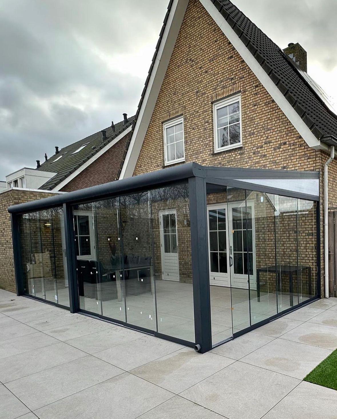 Tuinkamer met glazen schuifwanden