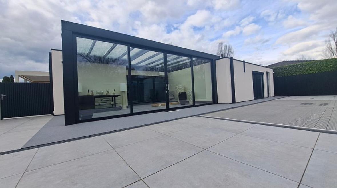 Moderne tuinkamer met glazen schuifwanden