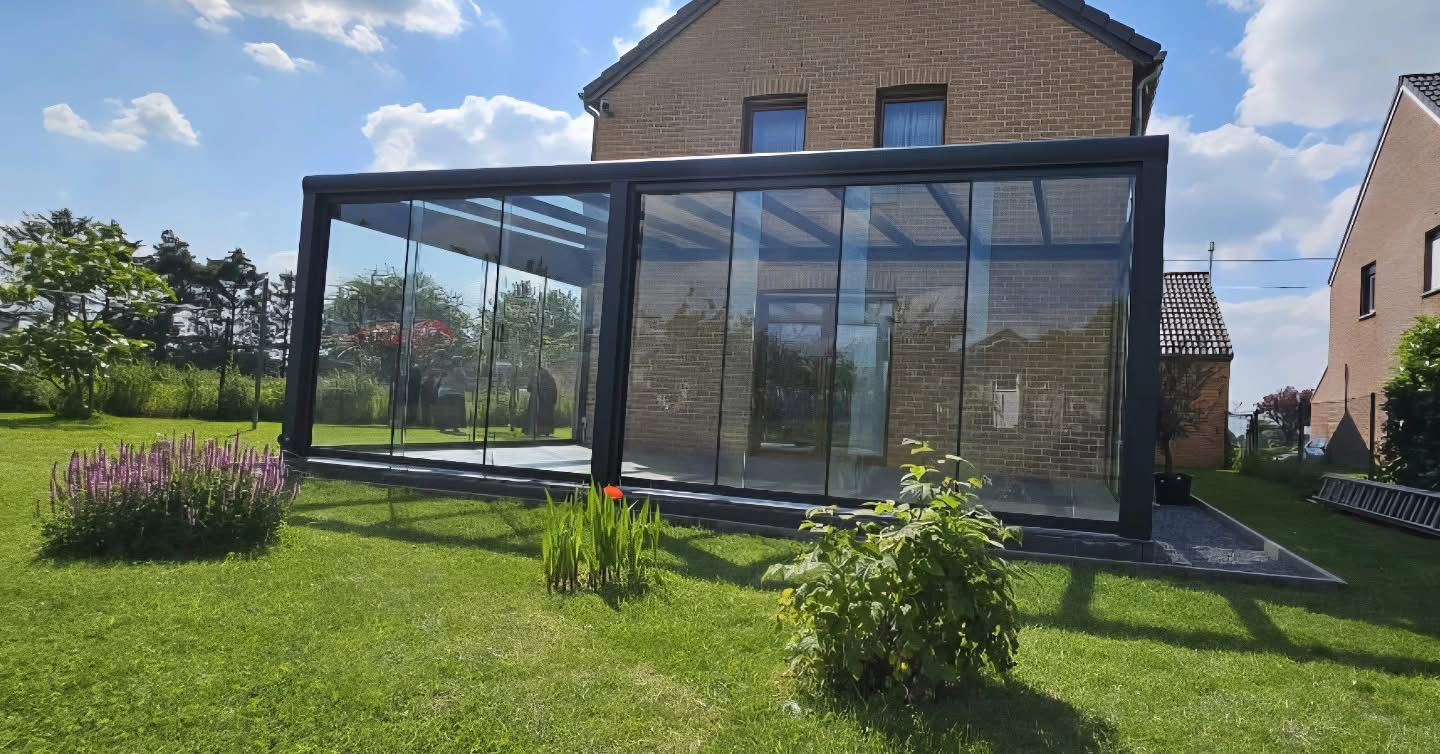 Tuinkamer met glazen schuifwanden in tuin