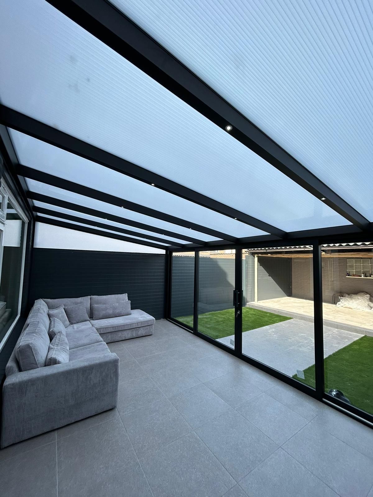 Interieur van tuinkamer met glazen dak