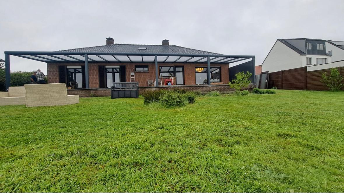 Brede veranda overkapping in ruime tuin