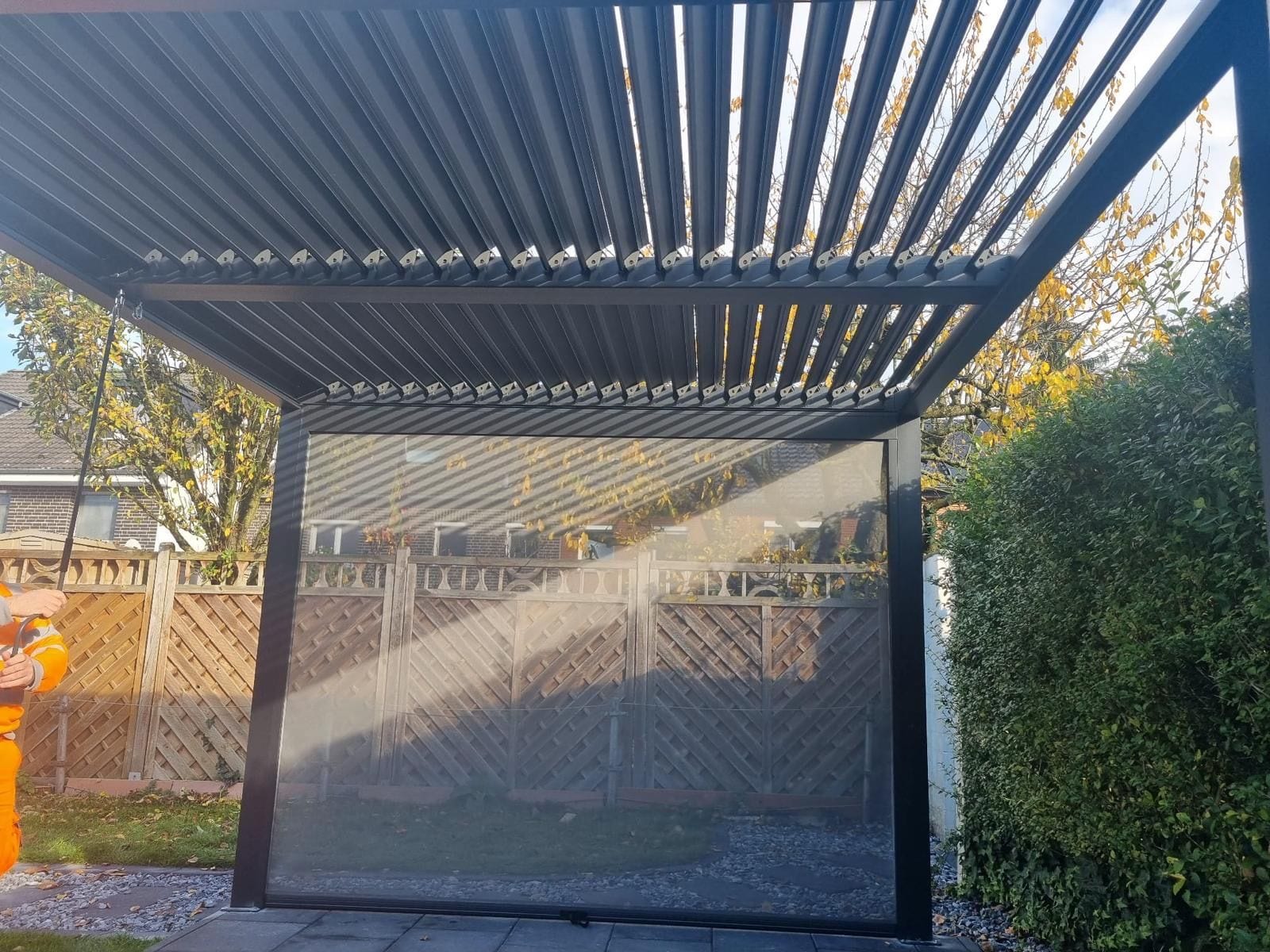 Zonwering met lamellendak en screens
