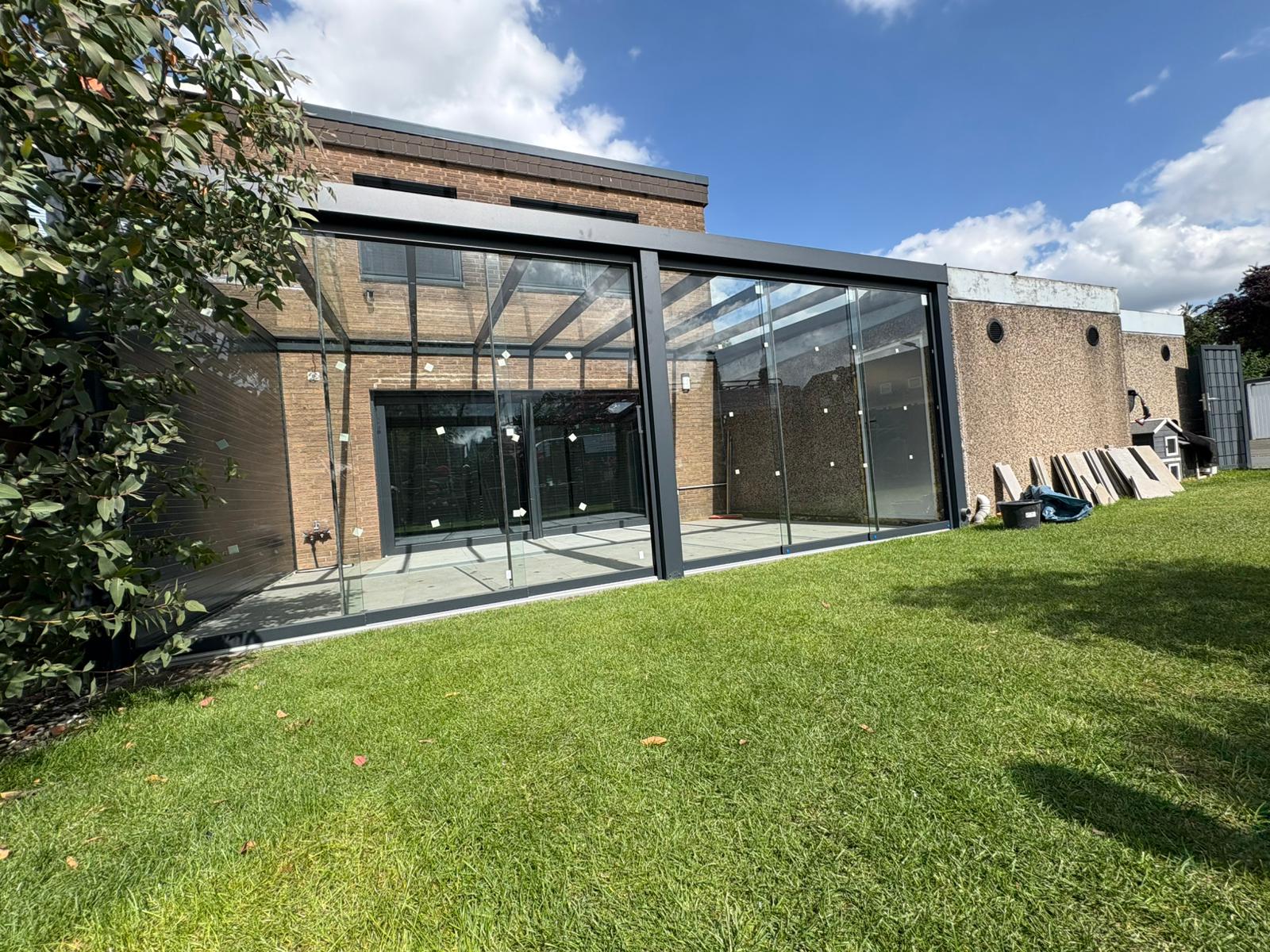 Brede Tuinkamer met Glazen Wanden